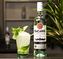 „Mojito Royale“: Signature-Drink zur Bacardí x On Vacation Capsule Collection