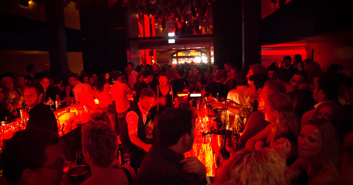 Campari: Münchener „Rote Nacht der Bars“ inszeniert das Nachtleben neu