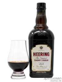 Heering Cherry Liqueur Glas und Flasche