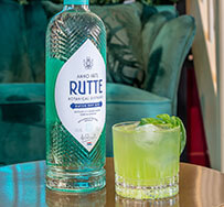 Moderner Klassiker: „Basil Smash“ mit Rutte Dutch Dry Gin