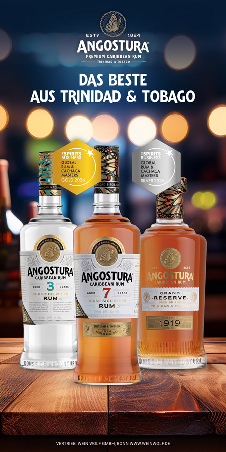 Angostura eine Anzeige von Angostura, die drei Flaschen Rum zeigt