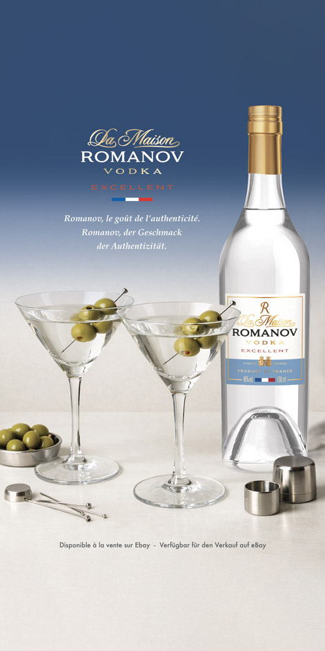 Romanov Vodka das Foto, eine Werbeanzeige, zeigt eine Flasche Romanov Vodka nebst Gläsern vor blauem Grund